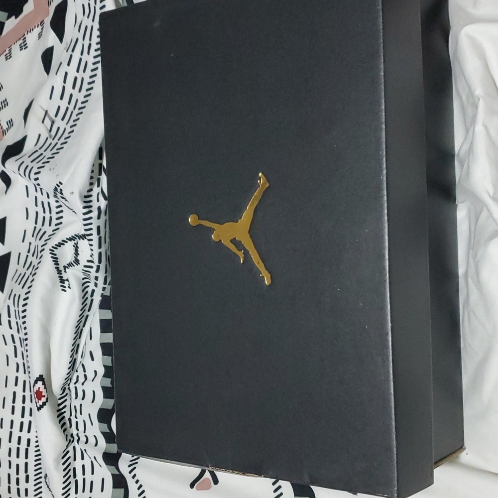 Jordan Max 200 (GS) size 4Y washed coral and smoke grey color